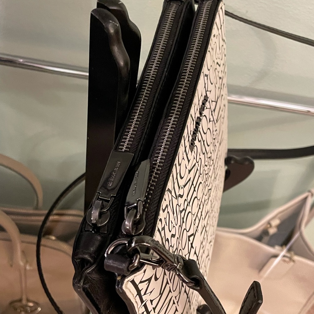 News print crossbody - Picture 9 of 9